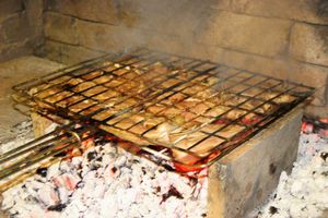 양고기 갈비를 굽는 브라이