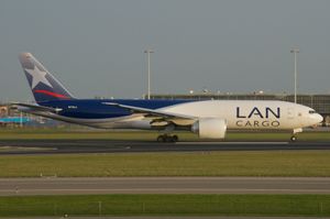 2013년 암스테르담 스키폴 공항에서 LAN 카고 도색의 전 LANCO 보잉 777F