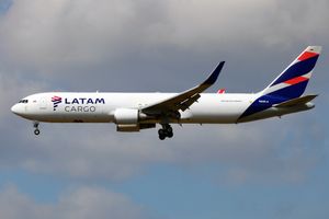 2021년 아르투로 메리노 베니테스 국제공항에 있는 LATAM 카고 콜롬비아의 보잉 767-300ER/BCF