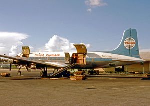 1975년 마이애미 국제공항에 있는 Tampa Cargo Douglas DC-6A