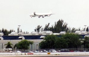 화물칸 문이 열린 후 마이애미 국제공항으로 돌아오는 DC-8-63F, HK-3490X