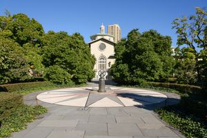 연구소 관리 건물 (배경)은 1917년 4월에 헌정되었다.