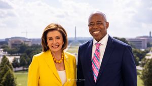 애덤스가 2021년 7월 12일 하원 의장 낸시 펠로시와 함께