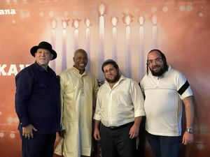 당선자 애덤스가 가나 아크라의 하바드 하우스에 방문한 모습