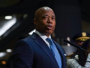 2022년 2월 지하철 안전 계획에 대해 이야기하는 애덤스