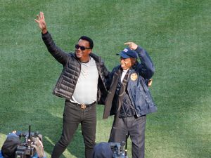 2023년 11월 전 프로 야구 투수 페드로 마르티네스와 함께 있는 애덤스