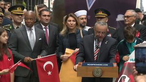 2023년 10월 27일 터키 공화국 100주년 기념일 깃발 게양식에서 애덤스와 라나 아바소바