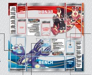 다양한 게임플레이 구역이 표시된 포켓몬 TCG 플레이매트 (예: 액티브 포켓몬 자리, 벤치, 덱, 버려진 카드 더미)