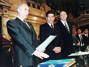 페르난도 데 라 루아가 부통령 카를로스 알바레스 옆에서 취임 선서를 하고 있다.