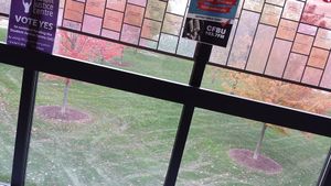 매켄지 차운 단지 보행로 내부에서 데세우 레지던스를 향한 내부 안뜰의 모습