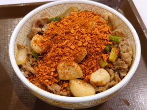 시치미를 곁들인 스키야 레스토랑의 규동