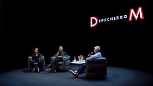 고어(왼쪽)와 가한(중앙)이 베를린에서 열린 기자 회견에서 곧 발매될 앨범을 발표하고 있다.