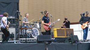 트위크넘 스타디움에서의 연주(2017년). 왼쪽: 크리스 샤록, 오른쪽: 노엘 갤러거.