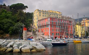 구 항구의 다채로운 건물 외관