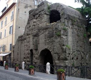 포르타 프레토리아, 카스트라 알바나의 중앙 아치