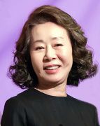 윤여정, 영화 부문 여우조연상 수상자