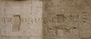 13세기 트렌토 대성당의 비문으로, "야코부스 코메스"(Iacobus comes), 즉 "제임스 백작"이라고 적혀 있다.