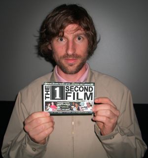 존제가 2004년 The 1 Second Film의 프로듀서 크레딧을 들고 있는 모습