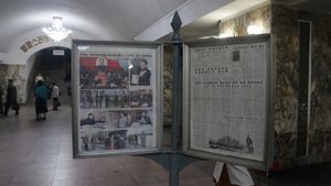 로동신문에는 김정일 국방위원장의 혁명적 업적이 기재되어 있다.