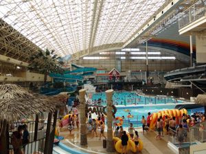 스파 리조트 하와이언즈에 있는 실내 풀 "워터 파크".