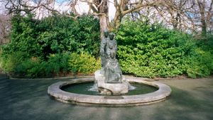 세인트 스티븐스 그린에 있는 노른 조각상, 독일 정부가 샤므록 작전에 감사를 표하며 기증한 세 명의 운명의 여신