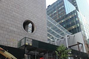 건물의 북쪽 정면, 56번가에서 서쪽을 바라본 모습. 왼쪽에는 분홍색 화강암 외관이 있고 중앙에는 유리 지붕의 아트리움이 있다.