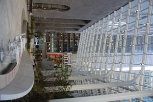 2022년 550 매디슨 가든의 남쪽 모습, 건물 리모델링된 아트리움. 아트리움은 유리 지붕을 가지고 있다. 왼쪽에는 건물의 정면이, 오른쪽에는 벤치와 식물이 있다.