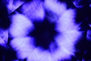 이 합성 색상 변화 사파이어에서 관찰되는 곡선은 베르누이 공정 또는 화염 용융이라고 하는 공정으로 인해 발생한다.