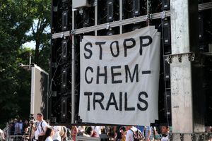 「켐트레일을 멈춰」라는 현수막 (2020년 8월 1일, 독일 정부의 코로나 규제에 반대하는 음모론자 및 우익 과격파에 의한 데모에서)