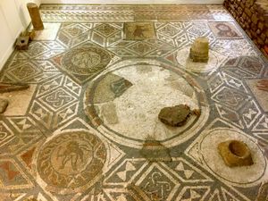 벤타 실루룸(Venta Silurum)의 도무스(domus)에서 발견된 사계절 모자이크