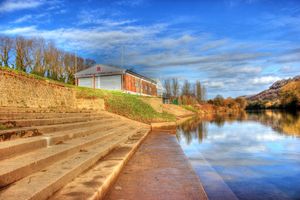 몬머스 로잉 클럽의 보트 하우스는 와이강에 있다.