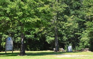 플로리다주에서 가장 높은 지점인 브리튼 힐이 왈턴군 북부에 위치해 있다.