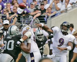 맥네어가 2006년 9월 레이더스와의 경기에서 패스하는 모습