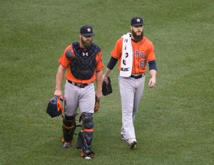 2016년 포수 에반 개티스와 함께 있는 케이컬