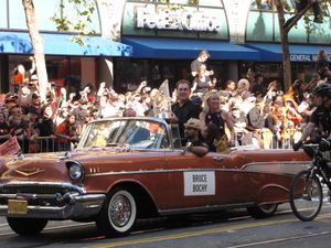 보치가 2010 월드 시리즈 퍼레이드에서 아내 킴과 함께 커미셔너 트로피를 들고 있다.