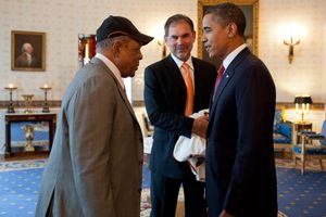 보치가 2010 월드 시리즈 우승팀을 기념하는 행사를 앞두고 윌리 메이스, 버락 오바마 대통령과 백악관 블루룸에서 대화하고 있다.