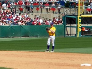 쇼트스톱(shortstop)으로 LSU 타이거스 야구팀(LSU Tigers baseball)에서 바움 스타디움(Baum Stadium)에서 경기하는 브레그먼