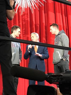 ESPN의 샐 파올란토니오가 슈퍼볼 LI 오프닝 나이트에서 톰 브래디와 맷 라이언과 대화하고 있다.