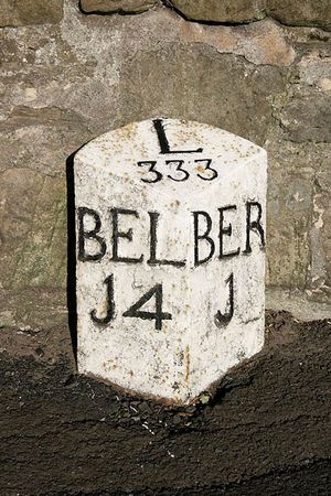 노섬벌랜드의 이정표. 베릭어폰트위드까지 1마일, 벨포드까지 14마일, 런던까지 333마일을 나타낸다.