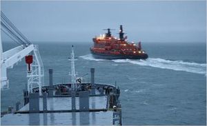 원자력 쇄빙선 NS 50 Let Pobedy가 2009년 북극해 항로를 통과하는 Beluga Fraternity 및 Beluga Foresight를 호위하고 있다.