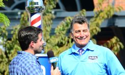 콧수염을 깎은 후 인터뷰 중인 에르난데스