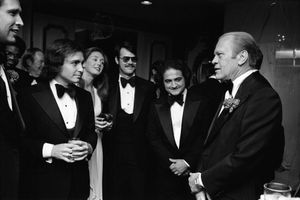 1976년 제럴드 포드 대통령과 함께 한 초대 Saturday Night Live 출연진