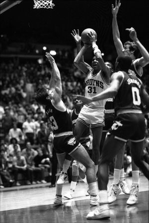 밀러, 1985년 워싱턴 주립 대학교와의 경기에서 공을 가지고 있다.