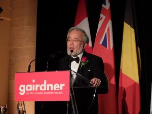 오스미가 게르트너 국제상 시상식에서 연설하는 모습 (2015년 10월 로열 온타리오 박물관에서)