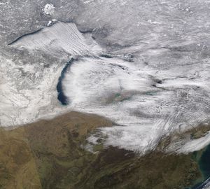 호수 효과 설은 이 지역의 별칭을 낳는 원인이다.