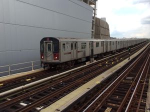 R142형 전동차로 운행하는 맨해튼 방향 4호선 열차가 161번가-양키 스타디움 역에 진입하고 있다.