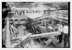 1915년 7번가 지하철 붕괴 현장, 터널에 차량이 추락되어 있다.