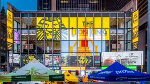 타임스퀘어에서 본 민스코프 극장 정면