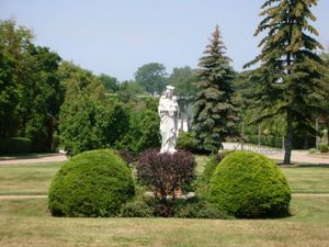 머시허스트 대학교 전경. 가톨릭의 영향은 이리에서 광범위하게 나타난다.