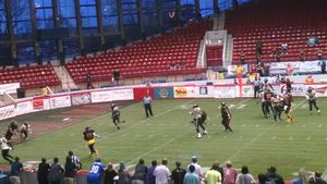 Lehigh Valley Steelhawks (검정색 악센트가 있는 금색 유니폼) 대 Triangle Torch (빨간색과 노란색 악센트가 있는 검정색 유니폼)이 2016년 3월 25일 노스캐롤라이나주 롤리의 Dorton Arena에서 American Indoor Football 경기를 펼치고 있다.